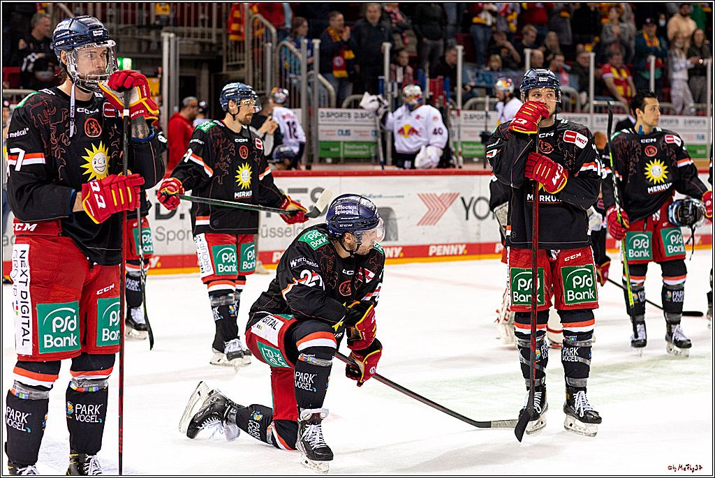 PENNY DEL Viertelfinale 4. Spiel; Duesseldorfer EG - Red Bull Muenchen; Duesseldorf, 16.04.2022